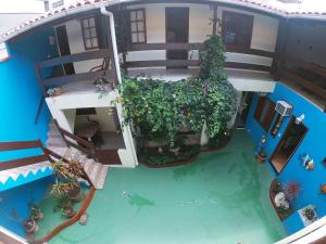 an overhead view of a house with a swimming pool at Pousada Melodia do Mar in Cabo Frio