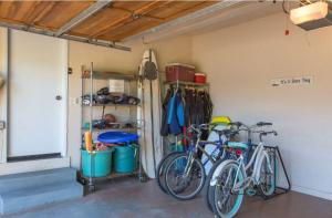 聖克魯茲的住宿－奧帕懸崖海灘別墅酒店，两辆自行车停放在带车库的房间