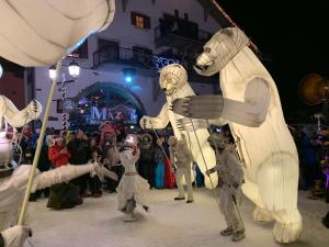 Eine Gruppe von Menschen in polaren Kostümen vor einer Menschenmenge in der Unterkunft Arc 1950 - derniére étage in Arc 1950 + 43 Fotos
