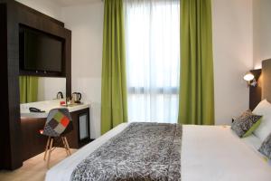 a bedroom with a bed and a desk and a window at Elite Hotel & Spa in Mestre