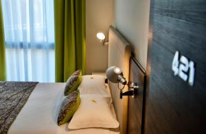 a bedroom with a bed and a door with a light at Elite Hotel & Spa in Mestre