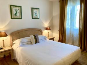 Postel nebo postele na pokoji v ubytování Hotel la Caravelle