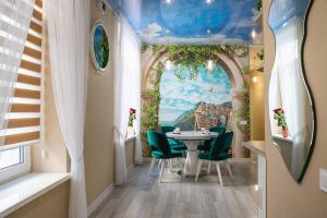 uma sala de jantar com uma mesa e uma janela em Rynok Square city center two bedroom apartment! em Lviv
