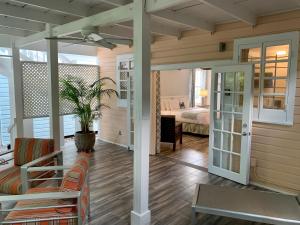 Habitación con porche y dormitorio en el fondo. en Douglas House en Key West