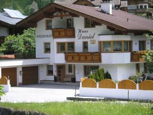 budynek z napisem "Homesamed" w obiekcie Haus Daniel w Neustift im Stubaital