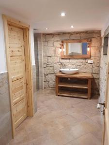 ein Bad mit einem Waschbecken und einem Spiegel in der Unterkunft Chalupa Kamenný Vrch Adršpach in Teplice nad Metují