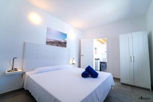 A bed or beds in a room at Apartamentos Anjomacar A