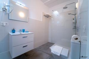 A bathroom at Apartamentos Anjomacar A