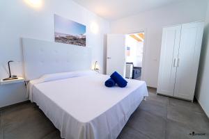 A bed or beds in a room at Apartamentos Anjomacar A