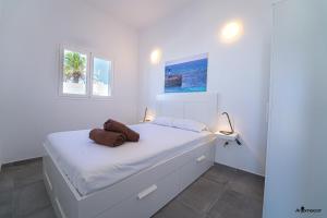 A bed or beds in a room at Apartamentos Anjomacar A