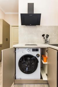 uma cozinha com uma máquina de lavar roupa em Havana ApartHotel em Odessa