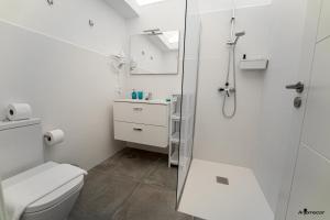 A bathroom at Apartamentos Anjomacar A