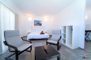 A seating area at Apartamentos Anjomacar A