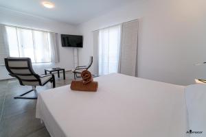 A television and/or entertainment centre at Apartamentos Anjomacar A
