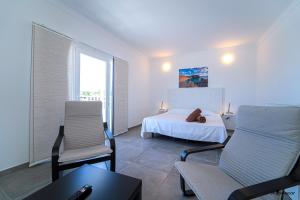 A seating area at Apartamentos Anjomacar A