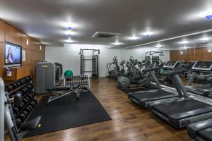 einen Fitnessraum mit mehreren Laufbändern und Maschinen in einem Zimmer in der Unterkunft Langdale Hotel & Spa in Ambleside