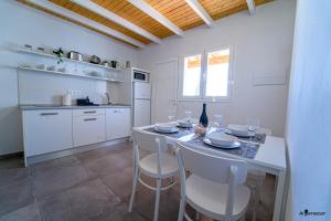Kuchyňa alebo kuchynka v ubytovaní Apartamentos Anjomacar A