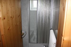 Koupelna v ubytování Haus Rosenauer Zimmer & Ferienwohnungen + 17 fotografií