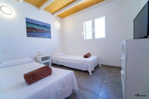 A bed or beds in a room at Apartamentos Anjomacar A