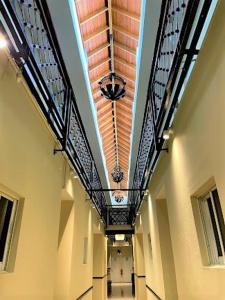 an empty hallway in a building with a ceiling at RIG Casa Conde in Santo Domingo