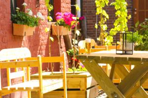 - une table et des chaises fleuries sur la terrasse dans l'établissement Gut Huthmacherhof, à Juliers