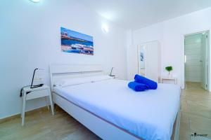 Postel nebo postele na pokoji v ubytování Apartamentos Anjomacar B + 37 fotografií