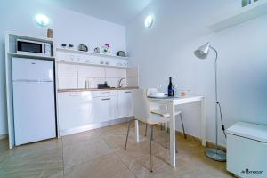 Kuchyň nebo kuchyňský kout v ubytování Apartamentos Anjomacar B