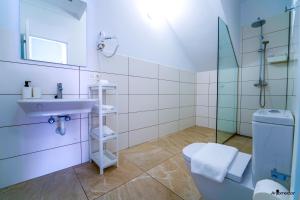 Koupelna v ubytování Apartamentos Anjomacar B
