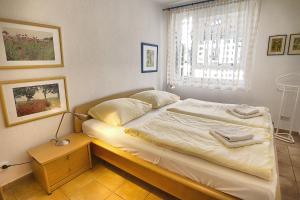 a bedroom with a bed with a lamp and a window at Residenz "Am Strand", Whg 8 in Zingst