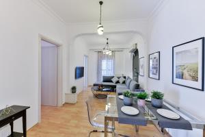 een woonkamer met een tafel en een bank bij Porto Sea View Apartments - Mitropoleos in Thessaloniki