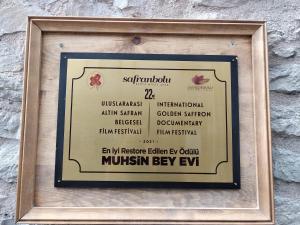 um sinal emoldurado numa parede com um menu em Muhsin Bey Konağı em Safranbolu