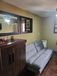 un divano nell'angolo del soggiorno di Vista de las Rocas a Ixtapa