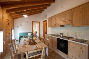 Kuchyň nebo kuchyňský kout v ubytování Agriturismo L'Acero Rosso