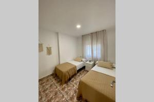 ein Hotelzimmer mit 2 Betten und einem Fenster in der Unterkunft Holiday apartment in Salou