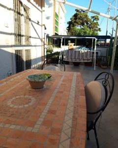 een tafel en stoelen op een patio bij B&B La Stella in Manfredonia