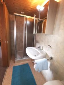 a bathroom with a sink and a shower at Pension Tannheim in Tannheim