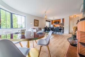 a living room with a table and chairs at GUIERLE #4 - Appartement lumineux - 1 Chambre in Brive-la-Gaillarde