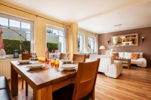 uma sala de jantar com uma mesa e uma sala de estar em Haus Max em Grömitz
