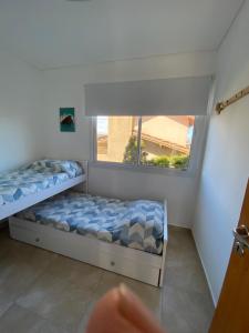 Säng eller sängar i ett rum på Hermoso depto Valeria del Mar