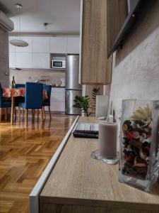 eine Küche mit einem Tisch und einem Esszimmer in der Unterkunft Flat Kosutnjak 9 in Belgrad
