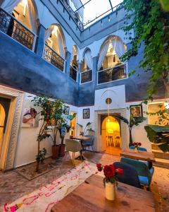 una sala de estar con techo azul y una habitación con mesa en Riad les 2 Portes, en Marrakech