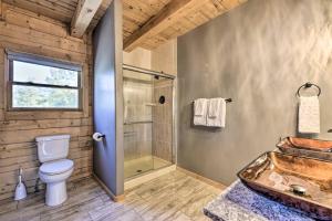 Ένα μπάνιο στο Lazy Beaver Lodge Pagosa Cabin with Deck, Fire Pit +36 φωτογραφίες