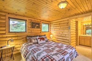 Giường trong phòng chung tại Serene Long Lake Cabin with Deck and Fire Pit!