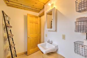 Phòng tắm tại Serene Long Lake Cabin with Deck and Fire Pit! +19 ảnh