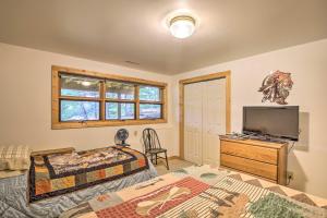 TV/trung tâm giải trí tại Serene Long Lake Cabin with Deck and Fire Pit!