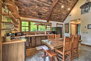 Kuchyň nebo kuchyňský kout v ubytování Lily Pad on the Pond Broken Bow Home with Hot Tub + 16 fotografií