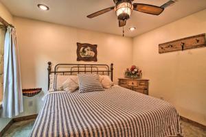 Postel nebo postele na pokoji v ubytování Lily Pad on the Pond Broken Bow Home with Hot Tub