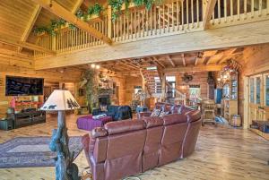 Custom Cabin with 12 Acres on Dale Hollow Lake! في Celina: غرفة معيشة بأثاث جلدي وسقف خشبي