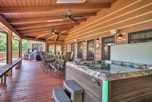 Restoran ili drugo mesto za obedovanje u objektu Custom Cabin with 12 Acres on Dale Hollow Lake!