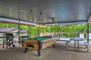 uma mesa de bilhar num pátio com uma mesa de bilhar em Lakeside Reeds Spring Home with Pool Access and Deck! em Reeds Spring